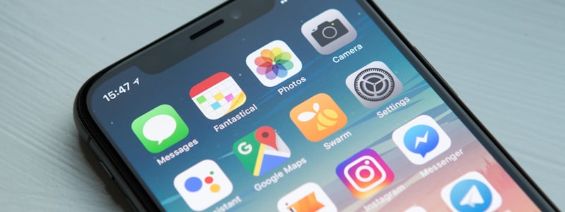 手持手机展示必一运动APP下载二维码及界面